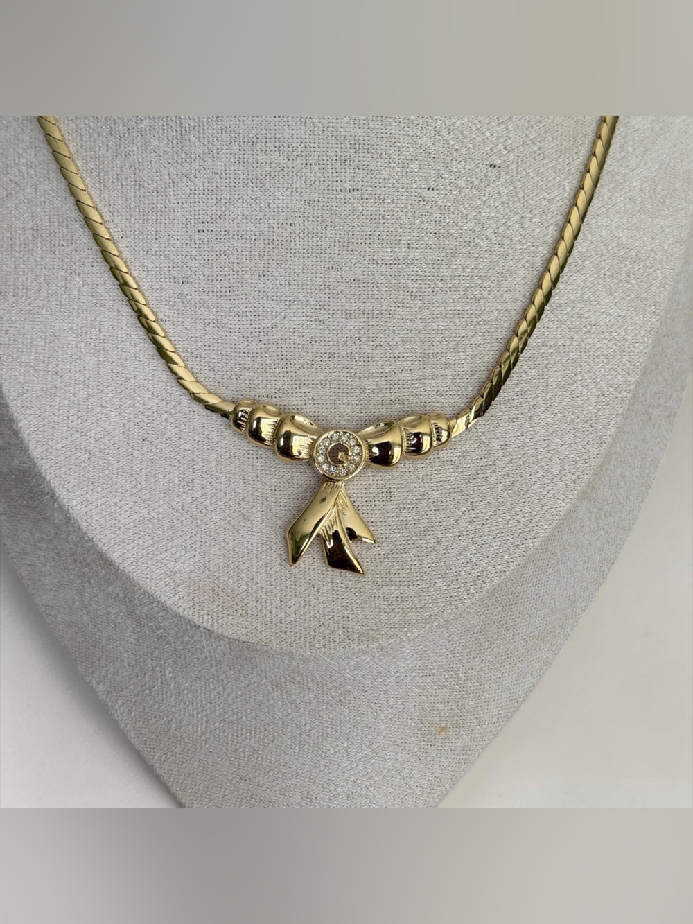 Givenchy Vintage Gold-Plated Ribbon Pendant Necklace - Picture 7 of 8
